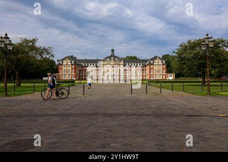 Schloss Münster - Universität Münster - Fürstbischöfliches Schloss Münster, Architekt war Johann Conrad Schlaun, aus dem für Münster typischen Baumberger Kalksandstein gebaut. Sitz und Wahrzeichen der Universität Münster bis 30. September 2023 Westfälische Wilhelms-Universität Münster, WWU. Münster, Nordrhein-Westfalen, DEU, Deutschland, 07.09.2024 *** Münster Palace Münster University Prince-Bishops Palace Münster, architect was Johann Conrad Schlaun, built from the Baumberg sand-lime brick typical of Münster Seat and landmark of the University of Münster until September 30, 2023 Westfälische Stock Photo