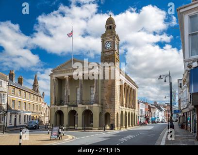 Shops on the High Street wth the Guildhall to the left, Newport, Isle of Wight, England, UK Stock Photo