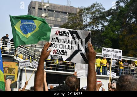 São Paulo, Brazil. 7th Sep, 2024. Thousands of Brazilians gathered on Paulista Avenue in São Paulo, calling for the impeachment of Minister Alexandre de Moraes and for his censure for removing Elon Musk's X from Brazil, this Saturday, on September 07, 2024. Credit: Saulo Dias/Alamy Live News Stock Photo