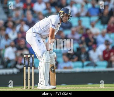 London, UK. 08th Sep, 2024. Josh Hull of England taps the bat at the side of his size 15 trainers during the 3rd Rothesay Test Match Day Three England v Sri Lanka at The Kia Oval, London, United Kingdom, 8th September 2024 (Photo by Mark Cosgrove/News Images) in London, United Kingdom on 9/8/2024. (Photo by Mark Cosgrove/News Images/Sipa USA) Credit: Sipa USA/Alamy Live News Stock Photo