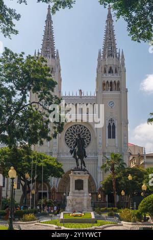 Parque Seminario Simon Bolivar Monument and the Metropolitana Cathedral of Guayaquil, Ecuador Stock Photo