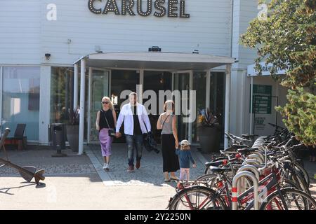 Guests by the entrance to Carusel restaurant and coffee shop on Merisatamaranta by marina in Helsinki, Finland, August 2024 Stock Photo
