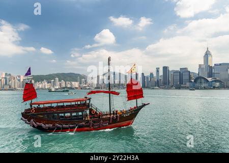 Traditional Chinese sailing ship in Victoria harbor, Hong Kong Stock Photo