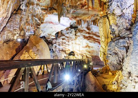 Scenic wooden walkway among stalactites inside Paradise Cave Stock Photo