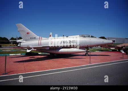 North American F100 Super Sabre Chino Stock Photo Alamy north-american-f100-super-sabre-chino-stock-photo-alamy