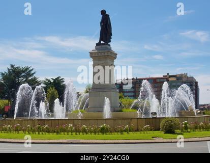 1894 bronze sculpture Monumento a Guzmán el Bueno by Aniceto Marinas and fountain in the roundabout Plaza Guzman El Bueno Leon Castile and Leon Spain Stock Photo