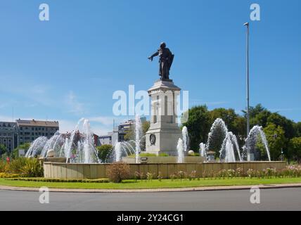 1894 bronze sculpture Monumento a Guzmán el Bueno by Aniceto Marinas and fountain in the roundabout Plaza Guzman El Bueno Leon Castile and Leon Spain Stock Photo