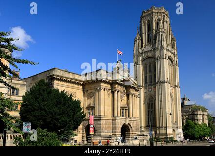 Bristol museum and art gallery with the Will's Memorial Tower of Bristol university in the background, Bristol, England. Stock Photo