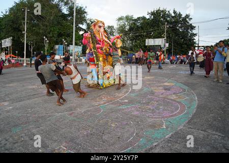 September 9, 2024, Kolkata, India: The vibrant immersion of Ganesha idols is underway in the sacred Ganges, following the conclusion of Ganesh Puja. Devotees gathered to celebrate the elephant-headed Hindu deity, known as the remover of obstacles and the patron of intellectuals, bankers, and writers. The event began with prayers, offerings, and rituals as people bid farewell to Lord Ganesha, seeking his blessings for prosperity and wisdom. The immersion symbolizes the deity's return to his celestial abode, with eco-friendly idols being encouraged to preserve the holy river's sanctity. The city Stock Photo