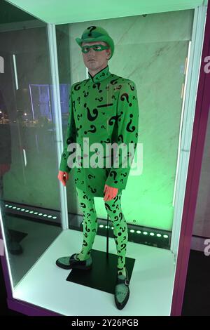 Riddler’s costume As worn by Jim Carrey as ’Riddler’ - Batman Forever (1995) on display at the Batman Unmasked exhibition in London Stock Photo