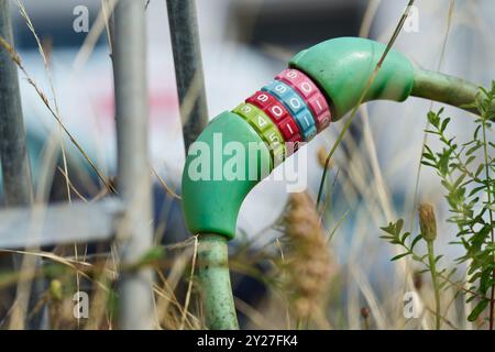 buntes Fahrradschloss Stock Photo