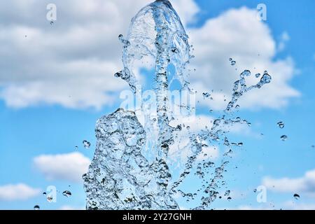 Wasserfontäne und Wassertropfen vor blauem Himmel Stock Photo