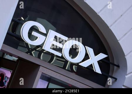 Schriftzug / Logo des Unternehmens GEOX am 09.09.2024 in München. Die Geox S.p.A. ist ein börsennotiertes italienisches Modeunternehmen mit Sitz in Montebelluna. Das Unternehmen ist bekannt für die unter der Marke Geox vertriebenen Schuhe. *** Logo of the company GEOX on 09 09 2024 in Munich Geox S p A is a listed Italian fashion company based in Montebelluna The company is known for the shoes sold under the Geox brand xMSx Stock Photo