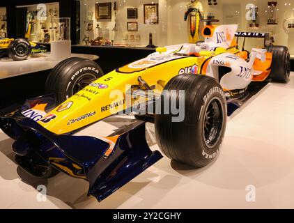 55 スケーレックストリック RENAULT C2582 R24 F1 No.8 mqdefault.jpg