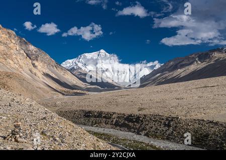 Mount Everest and stacked Mani stones near the north side of Everest base camp in the Qomolangma National Nature Reserve in Tibet Stock Photo