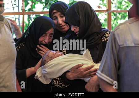 Gaza, Gaza, Palestine. 9th Sep, 2024. Palestinian child Jad al-Bayouk, who was killed in an Israeli airstrike along with other members of his family, at the morgue of Nasser Hospital in Khan Younis, southern Gaza Strip, September 10, 2024. (Credit Image: © Saher Alghorra/ZUMA Press Wire) EDITORIAL USAGE ONLY! Not for Commercial USAGE! Stock Photo