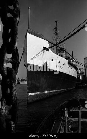 AJAXNETPHOTO. 7TH MAY, 1970. SOUTHSEA, ENGLAND. - LAST TICKET TO RYDE - BRITISH RAIL PADDLE STEAMER RYDE MOORED IN PORTSMOUTH HARBOUR.   PHOTO:JONATHAN EASTLAND/AJAX  REF:357033 35 127 Stock Photo