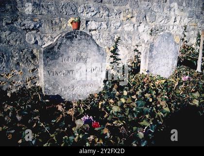 AJAXNETPHOTO. AUVERS SUR OISE, FRANCE. - VAN GOGH BROTHERS - THE GRAVES OF IMPRESSIONIST/MODERNIST PAINTER VINCENT VAN GOGH 1853-1890 (LEFT) AND HIS BROTHER THEODORE 1857-1891 (RIGHT) IN THE VILLAGE CEMETERY.  PHOTO:JONATHAN EASTLAND/AJAXREF:MX340 241408 13 Stock Photo