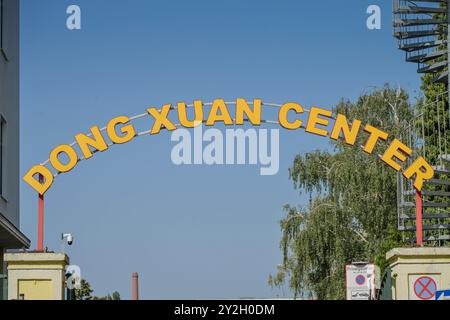 Dong Xuan Center, Herzbergstraße, Lichtenberg, Berlin, Deutschland *** Dong Xuan Center, Herzbergstraße, Lichtenberg, Berlin, Germany Stock Photo