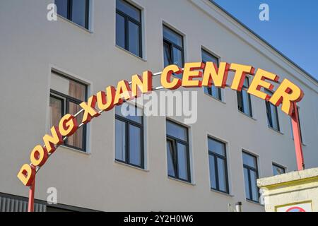 Dong Xuan Center, Herzbergstraße, Lichtenberg, Berlin, Deutschland *** Dong Xuan Center, Herzbergstraße, Lichtenberg, Berlin, Germany Stock Photo