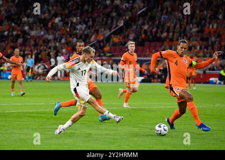 Amsterdam, Deutschland. 10th Sep, 2024. Florian Wirtz (GER), action, duels versus Virgil VAN DIJK (NED). Football Nations League Netherlands (NED) - Germany (GER) on September 10, 2024 in the Amsterdam Arena/Johan Cruyff Arena in Amsterdam/Netherlands Credit: dpa/Alamy Live News Stock Photo