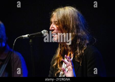 PATTI SMITH, CONCERT, GREEN MAN FESTIVAL 2013:  American music legend Patti Smith playing live on the Far Out Stage at the Green Man Festival 2013 at Glanusk Park, Brecon, Wales, August 2013. Photo: Rob Watkins. INFO: Patti Smith is an iconic American singer, poet, and punk rock pioneer, known for her raw, poetic lyrics and rebellious spirit. Blending rock and poetry, her music tackles social, political, and personal themes, making her a powerful voice in counterculture and music history. Stock Photo