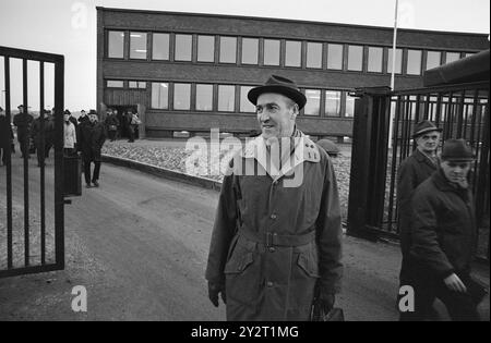 Current 5-6-1971: 20 miles a day.  Workshop worker Karsten Sander and his workmates from Kongsvinger have one train journey of two hours behind them when they start work at 7.00 in the morning at the railway workshop in Grorud. These commuters have a three-hour train journey a day to get to and from work.  Photo: Aage Storløkken/Aktuell/NTB ***PHOTO NOT IMAGE PROCESSED***   This image text is auto translated Stock Photo