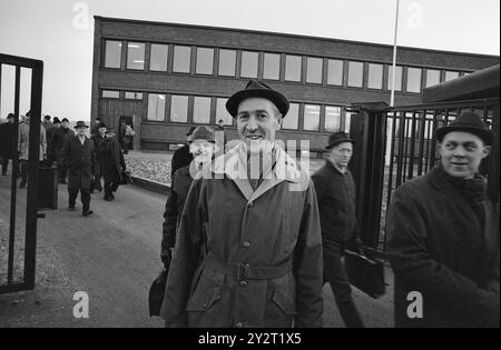 Current 5-6-1971: 20 miles a day.  Workshop worker Karsten Sander and his workmates from Kongsvinger have one train journey of two hours behind them when they start work at 7.00 in the morning at the railway workshop in Grorud. These commuters have a three-hour train journey a day to get to and from work.  Photo: Aage Storløkken/Aktuell/NTB ***PHOTO NOT IMAGE PROCESSED***   This image text is auto translated Stock Photo