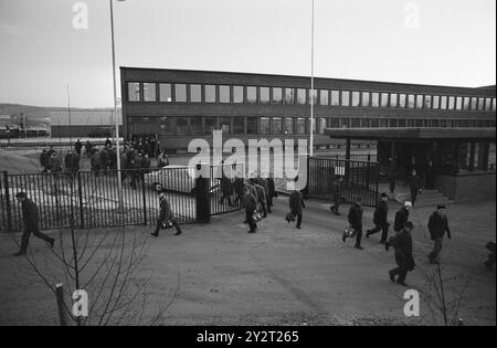 Current 5-6-1971: 20 miles a day.  Workshop worker Karsten Sander and his workmates from Kongsvinger have one train journey of two hours behind them when they start work at 7.00 in the morning at the railway workshop in Grorud. These commuters have a three-hour train journey a day to get to and from work.  Photo: Aage Storløkken/Aktuell/NTB ***PHOTO NOT IMAGE PROCESSED***   This image text is auto translated Stock Photo