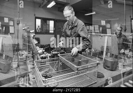 Current 5-6-1971: 20 miles a day.  Workshop worker Karsten Sander and his workmates from Kongsvinger have one train journey of two hours behind them when they start work at 7.00 in the morning at the railway workshop in Grorud. These commuters have a three-hour train journey a day to get to and from work.  Photo: Aage Storløkken/Aktuell/NTB ***PHOTO NOT IMAGE PROCESSED***   This image text is auto translated Stock Photo