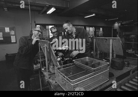 Current 5-6-1971: 20 miles a day.  Workshop worker Karsten Sander and his workmates from Kongsvinger have one train journey of two hours behind them when they start work at 7.00 in the morning at the railway workshop in Grorud. These commuters have a three-hour train journey a day to get to and from work.  Photo: Aage Storløkken/Aktuell/NTB ***PHOTO NOT IMAGE PROCESSED***   This image text is auto translated Stock Photo