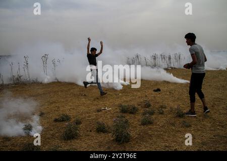 Gaza, Palestine. 31 May 2019. Palestinians rallying for the Great March of Return clash with Israeli forces near Abu Safyia, in the north of the Gaza Strip. Palestinian protesters had gathered at different locations along the Gaza Strip's border with Israel, with some throwing stones towards the Israeli soldiers stationed on the other side of the fence. Soldiers fired live and rubber-coated bullets and tear gas at them, injuring a number of protesters. Since the start of the Great March of Return protests in Gaza on March 30, 2018, more than 250 Palestinian demonstrators have been killed and m Stock Photo