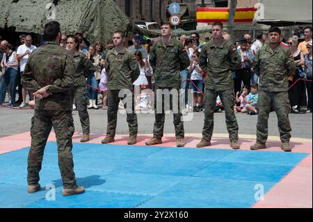 Soldiers lined up in front of the commander in an exhibition of the hand-to-hand combat of the Spanish army at the open days of Bruch barracks. Stock Photo