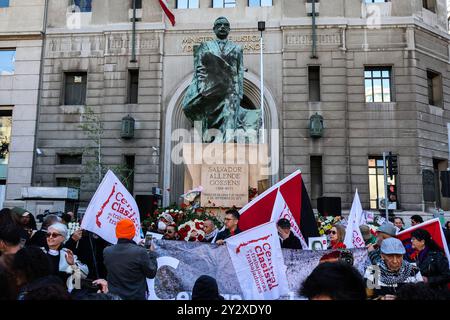 Santiago, Chile. 11th Sep, 2024. Outside the Palacio de la Moneda, a statue of former President Salvador Allende is pictured during the commemoration of the 51 years of the 1973 coup d'état. Commemoration of 51 years of the coup d'état of 1973, activity carried out in the Palacio de la Moneda and surrounding areas. With support from groups and relatives of missing detainees. (Photo by Cristobal Basaure Araya/SOPA Images/Sipa USA) Credit: Sipa USA/Alamy Live News Stock Photo