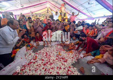 New Delhi, India. 11th Sep, 2024. NEW DELHI, INDIA - SEPTEMBER 11: Devotees celebrating during the immersion ceremony of the idol of Lord Ganesha at Bank Enclave, on September 11, 2024 in New Delhi, India. (Photo by Sanjeev Verma/Hindustan Times/Sipa USA) Credit: Sipa USA/Alamy Live News Stock Photo