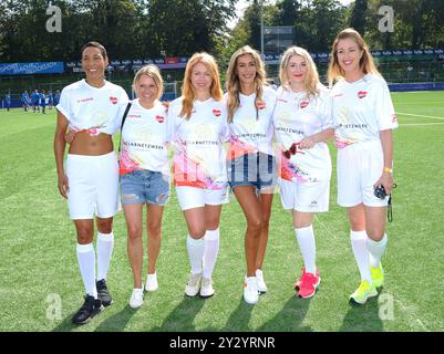 Nova Meierhenrich, Sandra Quadflieg und Madita van Hülsen beim Kicken ...