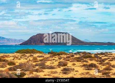 Isla de Lobos small island of the Canary Islands located near of Fuerteventura. Picturesque scene of the ocean and mountains visible from a serene des Stock Photo