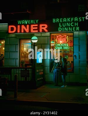 waverly-diner-neon-sign-at-night-in-the-west-village-manhattan-new