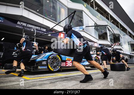 Shizuoka, Japan, 12/09/2024, mecaniciens, mechanics, Alpine Endurance Team, ambiance, pitlane, during the 2024 6 Hours of Fuji, 7th round of the 2024 FIA World Endurance Championship, from September 13 to 15, 2024 on the Fuji Speedway in Oyama, Shizuoka, Japan Stock Photo