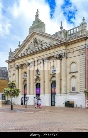 Entrance to Castle Quay Shopping Centre, Banbury, Oxfordshire. Originally the Corn Exchange the building is now an entrance to Castle Shopping Centre. Stock Photo