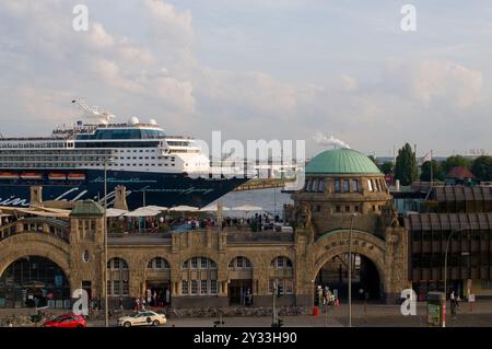 Europa, Deutschland, Hamburg , Elbe, Hafen, Passagierschiff 'Mein Schiff 1', St. Pauli Landungsbrücken, Stock Photo