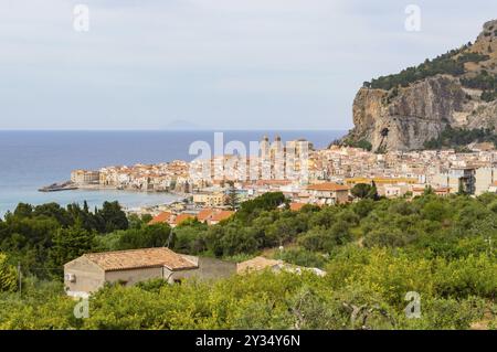 Overview over the city Cefalu in Sicily Stock Photo - Alamy