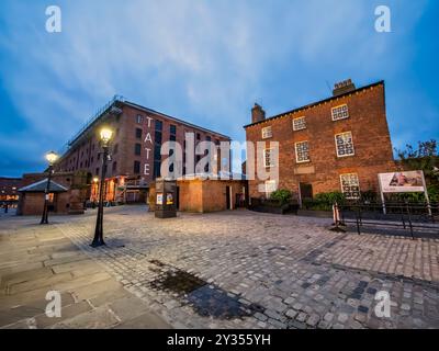 This colourful night-time image on the quayside of the Albert Dock and the Liverpool Tate Modern Art Gallery. Stock Photo