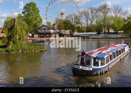 A Beautiful, Sunny Day On The River Avon In The Shakespearean Town Of Stratford Upon Avon. A Ferryman Takes Tourists From One Side To The Other. Stock Photo