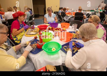 St. Clair Shores, Michigan - Volunteers at the St. Clair Shores Senior Center make apple pies during their annual Apple Pie Week. They make about 900 Stock Photo