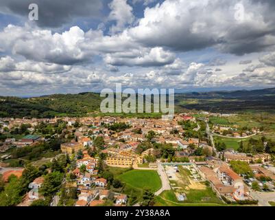 Aerial view of the village of Castellterçol on a spring afternoon (Moianès, Barcelona, Catalonia, Spain) ESP Vista aérea del pueblo de Castellterçol Stock Photo