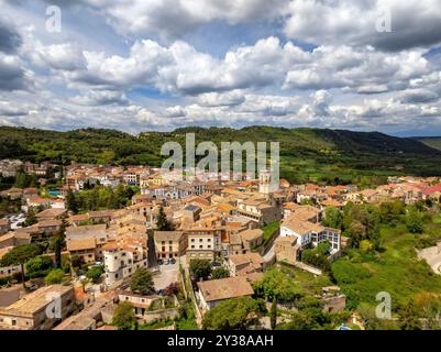 Aerial view of the village of Castellterçol on a spring afternoon (Moianès, Barcelona, Catalonia, Spain) ESP Vista aérea del pueblo de Castellterçol Stock Photo