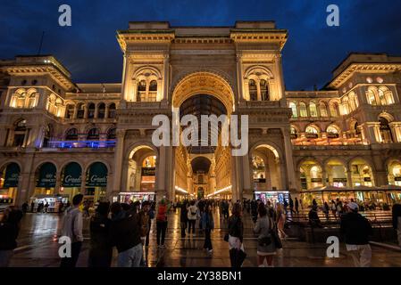 Galleries Vittorio Emanuele II at night and during the blue hour, in Milan. Lombardy Italy IT Galleria Vittorio Emanuele II all'ora blu (Milano Italia Stock Photo