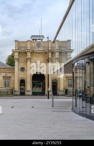 Old meets new! The old, classical entrance to Oxford University Press reflected in the Blavatnik School of Government by Herzog & de Meuron. Stock Photo