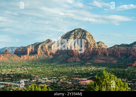 Sedona’s red rock mountains overlooking the cityscape Stock Photo